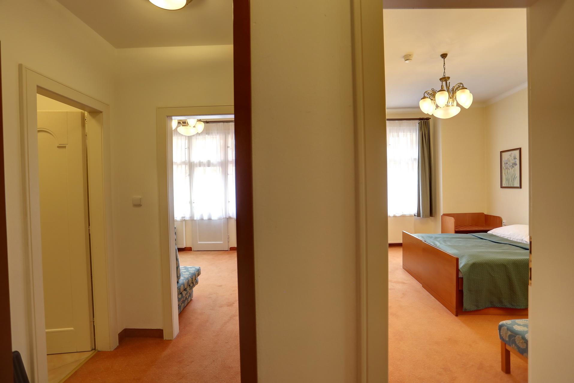 Art Deco Wolker By Astoria & Medical קרלובי וארי